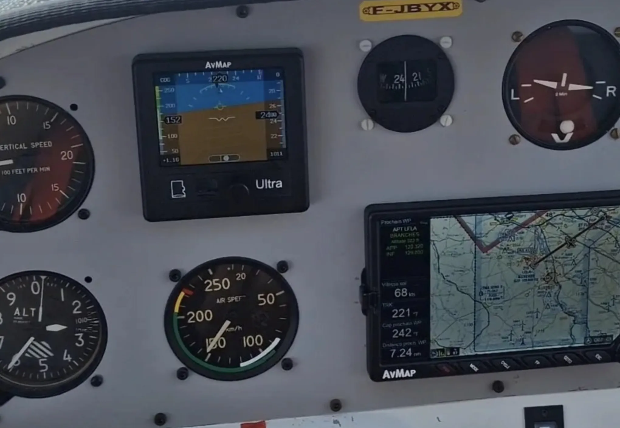Le tableau de bord du Rally, instruments analogiques et écrans AvMap